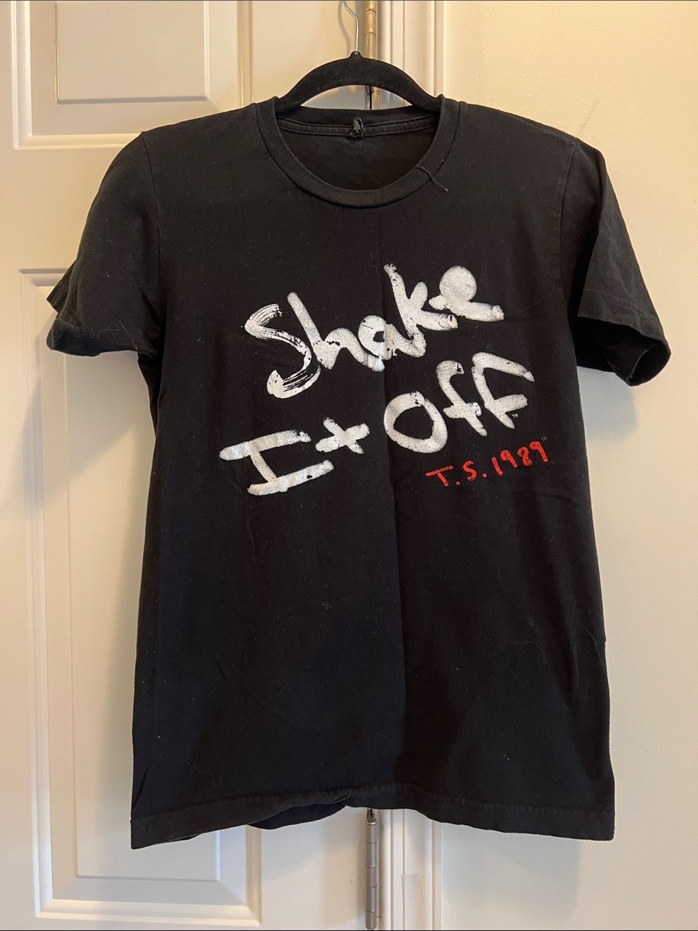 Black "Shake It Off" Graphic Tee size m